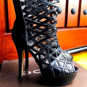 🔥Bebe strappy heels. Size 9. Leather sole.